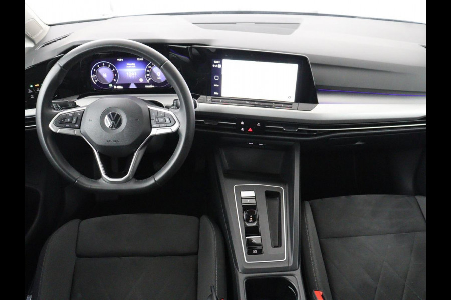 Volkswagen Golf 1.0 eTSI Life | Camera | Massage | Carplay | Adaptive cruise | Memory | Navigatie | Sfeerverlichting | Side Assist | File Assistent | Climate control | Park Assist | Getint glas