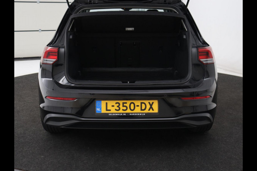 Volkswagen Golf 1.0 eTSI Life | Camera | Massage | Carplay | Adaptive cruise | Memory | Navigatie | Sfeerverlichting | Side Assist | File Assistent | Climate control | Park Assist | Getint glas