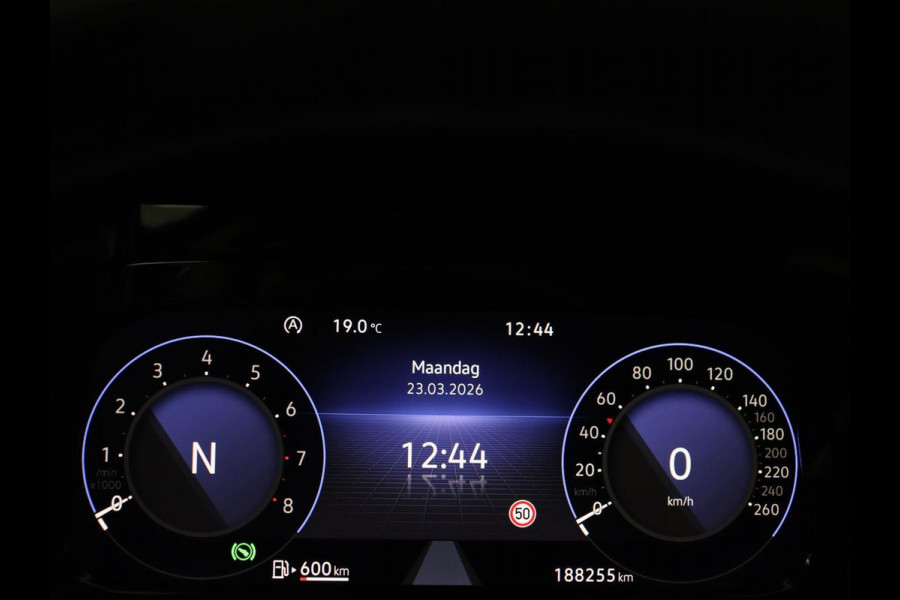 Volkswagen Golf 1.0 eTSI Life | Camera | Massage | Carplay | Adaptive cruise | Memory | Navigatie | Sfeerverlichting | Side Assist | File Assistent | Climate control | Park Assist | Getint glas