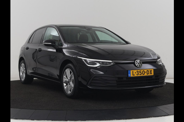 Volkswagen Golf 1.0 eTSI Life | Camera | Massage | Carplay | Adaptive cruise | Memory | Navigatie | Sfeerverlichting | Side Assist | File Assistent | Climate control | Park Assist | Getint glas