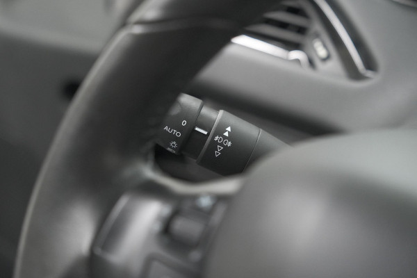 Peugeot 208 PureTech 82 Signature | Apple Carplay | Parkeersensoren | Navigatie | Airco