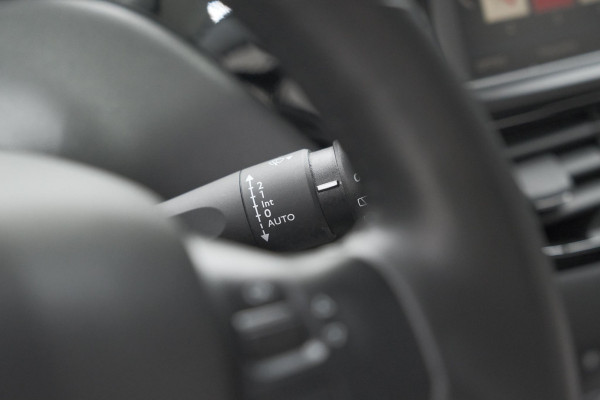 Peugeot 208 PureTech 82 Signature | Apple Carplay | Parkeersensoren | Navigatie | Airco