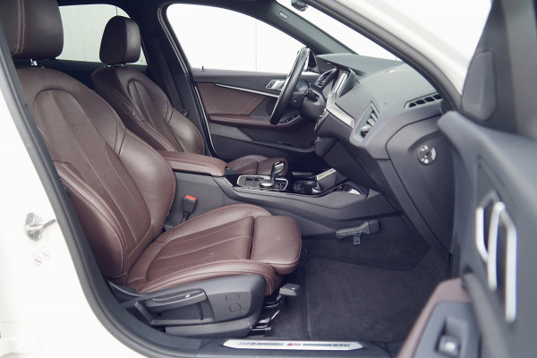BMW 1-serie 118i Business Edition / M-Sport / 85dkm NAP / Leder / Camera / Stoel- & Stuurverw. / Navi