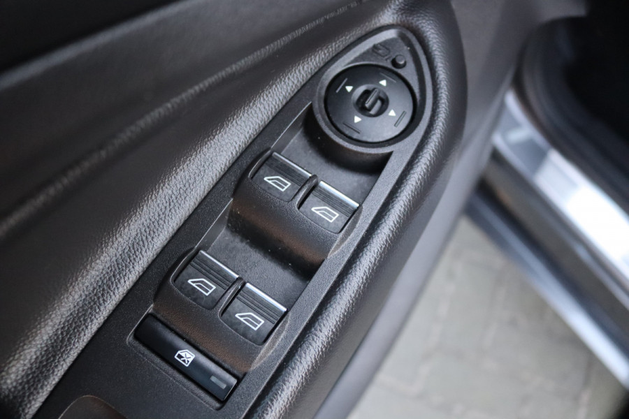 Ford Kuga 1.5 EcoB. 150PK ST Line X Pano-dak/Winter-pack/Camera/Navigatie/Parkeerhulp/Carplay-android