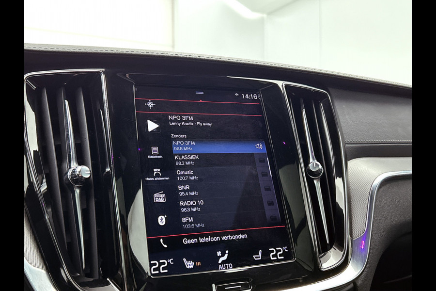 Volvo V60 2.0 T8 Hybride AWD R-Design / Trekhaak / Panoramadak / Leder / Navigatie / Adap. Cruise / Pdc.V+A / Apk 10-2027