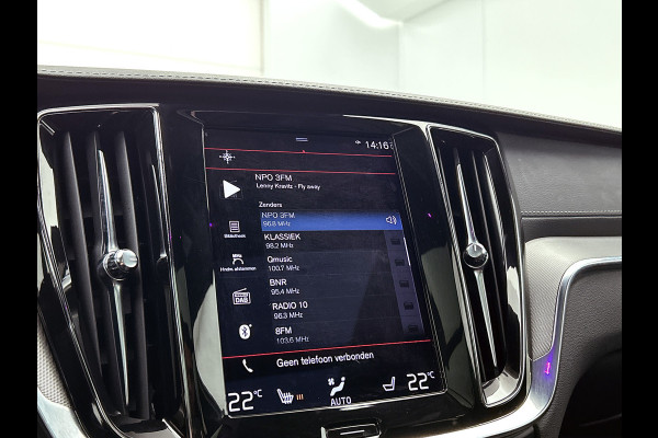 Volvo V60 2.0 T8 Hybride AWD R-Design / Trekhaak / Panoramadak / Leder / Navigatie / Adap. Cruise / Pdc.V+A / Apk 10-2027