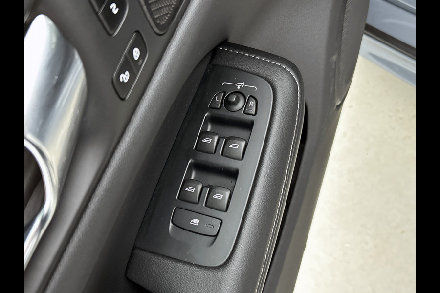 Volvo V60 2.0 T8 Hybride AWD R-Design / Trekhaak / Panoramadak / Leder / Navigatie / Adap. Cruise / Pdc.V+A / Apk 10-2027