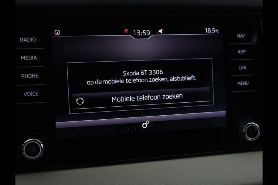 Škoda Karoq 1.5 TSI Business Edition | Panoramadak | Leder | Stoelverwarming | Adaptive cruise | Side Assist | Carplay | Navigatie | Camera | Navigatie | Full LED | Climate control | Parkeerhulp