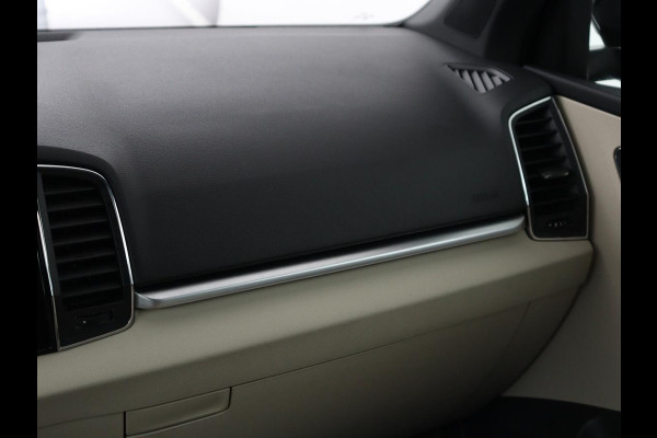 Škoda Karoq 1.5 TSI Business Edition | Panoramadak | Leder | Stoelverwarming | Adaptive cruise | Side Assist | Carplay | Navigatie | Camera | Navigatie | Full LED | Climate control | Parkeerhulp