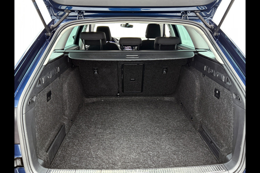 Škoda Superb Combi 1.5 TSI 6 Versn. ACT / Business Edition / Trekhaak / Pdc./ Airco-ecc./ Xenon / Navigatie / Radio multimedia / Apk 05-2026