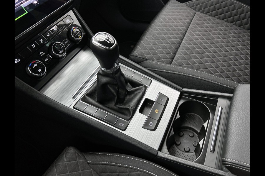 Škoda Superb Combi 1.5 TSI 6 Versn. ACT / Business Edition / Trekhaak / Pdc./ Airco-ecc./ Xenon / Navigatie / Radio multimedia / Apk 05-2026