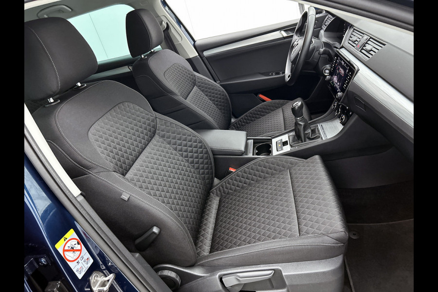 Škoda Superb Combi 1.5 TSI 6 Versn. ACT / Business Edition / Trekhaak / Pdc./ Airco-ecc./ Xenon / Navigatie / Radio multimedia / Apk 05-2026