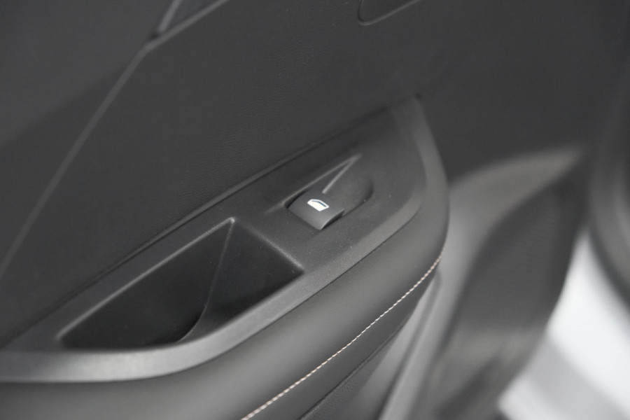 Peugeot 2008 1.2 Hybrid 145 Allure | 360 Camera | Adaptieve Cruise Control | Dodehoekdetectie | Apple Carplay