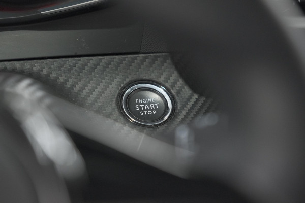 Peugeot 208 PureTech 100 Allure Pack | Parkeersensoren | Apple Carplay | Stoelverwarming