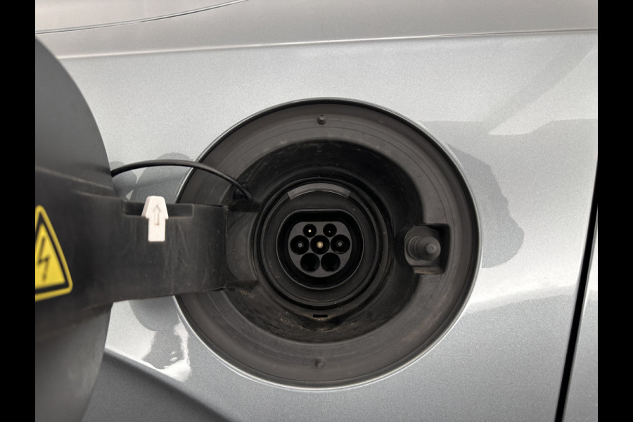 Volvo XC90 2.0 T8 Twin Engine AWD R-Design [ 7-Pers. ] Aut. *PANO | HEAD-UP | LEATHER-MICROFIBRE | FULL-LED | MEMORY-PACK | DIGI-COCKPIT | NAVI-FULLMAP | CARPLAY | ECC | HEATED-COMFORTSEATS | LANE-ASSIST | PDC | TOWBAR | 20"ALU*