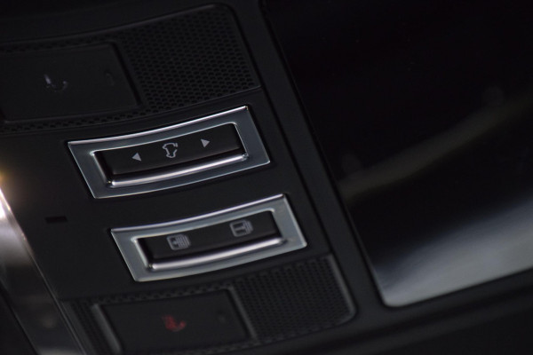 Land Rover Defender 110 P300e 110 Forest Edition