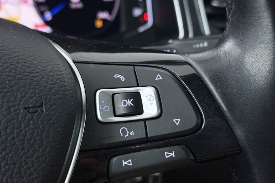 Volkswagen T-Roc 2.0 TSI 4Motion Sport (PANORAMADAK, TREKHAAK, STOELVERWARMING, CRUISE ADAPTIEF, DIGITALE COCKPIT, CARPLAY)