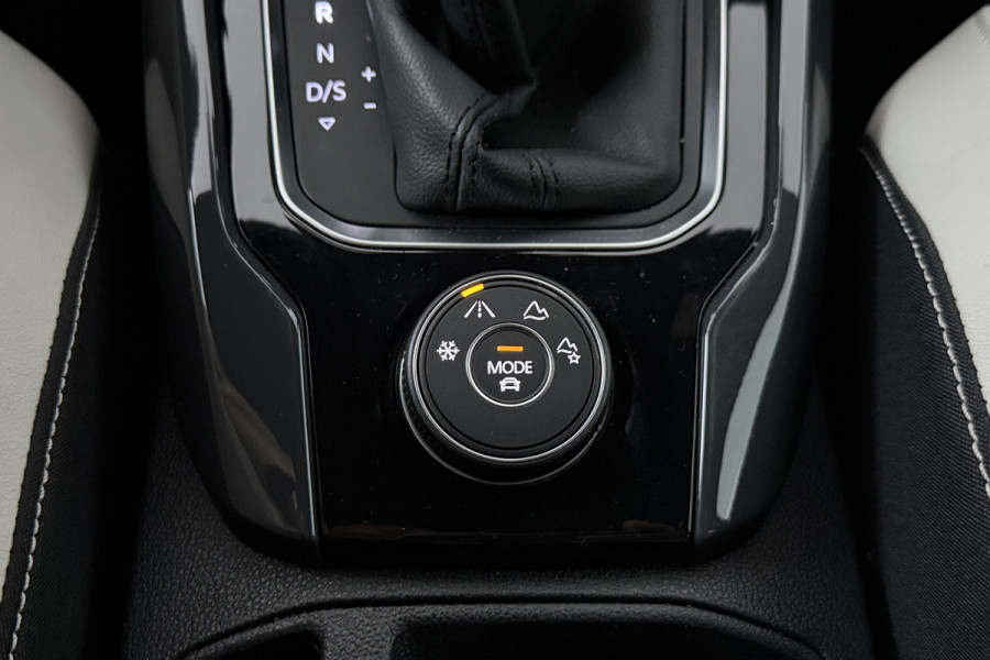 Volkswagen T-Roc 2.0 TSI 4Motion Sport (PANORAMADAK, TREKHAAK, STOELVERWARMING, CRUISE ADAPTIEF, DIGITALE COCKPIT, CARPLAY)