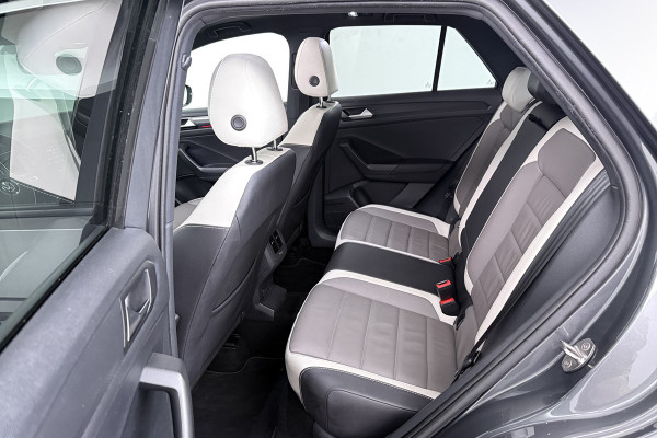 Volkswagen T-Roc 2.0 TSI 4Motion Sport (PANORAMADAK, TREKHAAK, STOELVERWARMING, CRUISE ADAPTIEF, DIGITALE COCKPIT, CARPLAY)