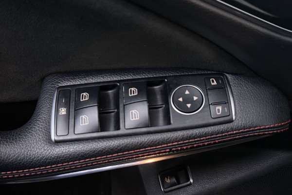 Mercedes-Benz CLA-Klasse 180 Business Solution (STOELVERWARMING, ACHTERUITRIJCAMERA, NAVIGATIE, CRUISE CONTROL, PARKEERSENSOREN)