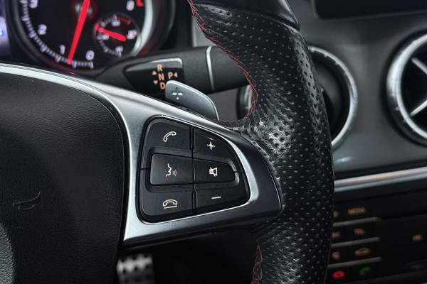 Mercedes-Benz CLA-Klasse 180 Business Solution (STOELVERWARMING, ACHTERUITRIJCAMERA, NAVIGATIE, CRUISE CONTROL, PARKEERSENSOREN)