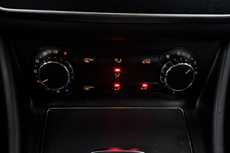 Mercedes-Benz CLA-Klasse 180 Business Solution (STOELVERWARMING, ACHTERUITRIJCAMERA, NAVIGATIE, CRUISE CONTROL, PARKEERSENSOREN)