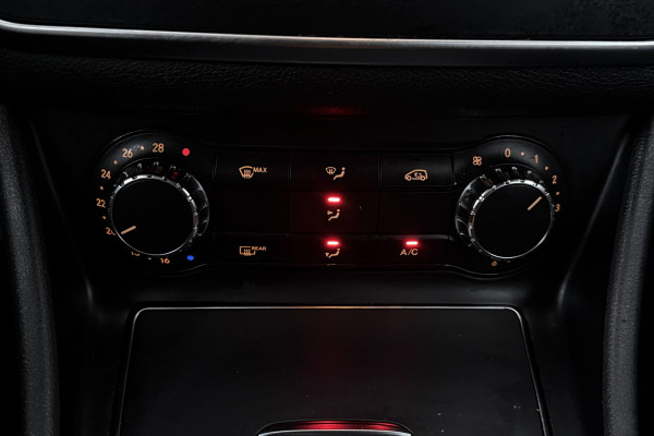 Mercedes-Benz CLA-Klasse 180 Business Solution (STOELVERWARMING, ACHTERUITRIJCAMERA, NAVIGATIE, CRUISE CONTROL, PARKEERSENSOREN)