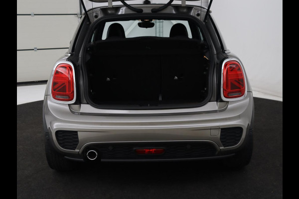MINI Cooper 1.5 John Cooper Works | Harman/Kardon | Carplay | Sportstoelen | Full LED | Navigatie | Climate control | Park Assist | Cruise control | Getint glas