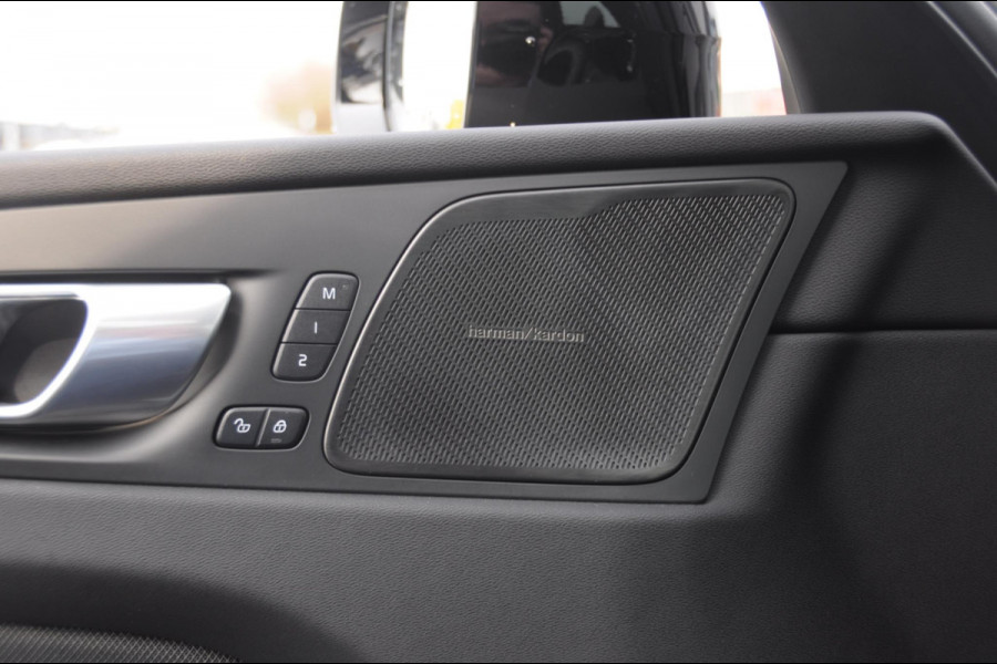 Volvo XC60 T6 350PK Plug-in hybrid AWD Ultra Black Edition / Navigatie / Adaptieve Cruise control / Head Up-Display / Panorama dak / Elektrische stoelen met geheugen / Stuurverwarming / Stoelverwarming v+a / 360 Camera /