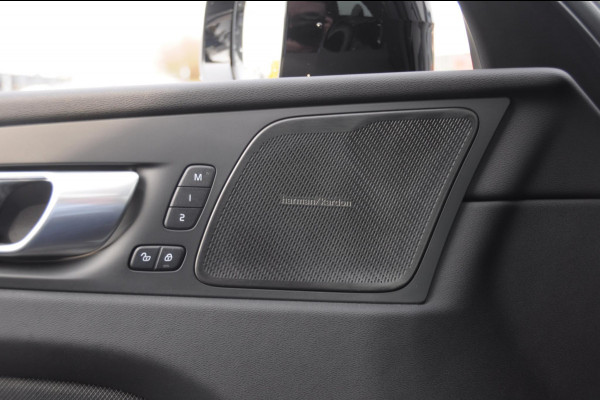 Volvo XC60 T6 350PK Plug-in hybrid AWD Ultra Black Edition / Navigatie / Adaptieve Cruise control / Head Up-Display / Panorama dak / Elektrische stoelen met geheugen / Stuurverwarming / Stoelverwarming v+a / 360 Camera /