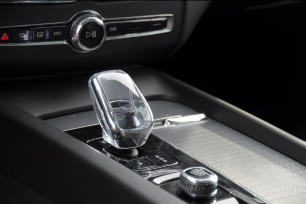 Volvo XC60 T6 350PK Plug-in hybrid AWD Ultra Black Edition / Navigatie / Adaptieve Cruise control / Head Up-Display / Panorama dak / Elektrische stoelen met geheugen / Stuurverwarming / Stoelverwarming v+a / 360 Camera /