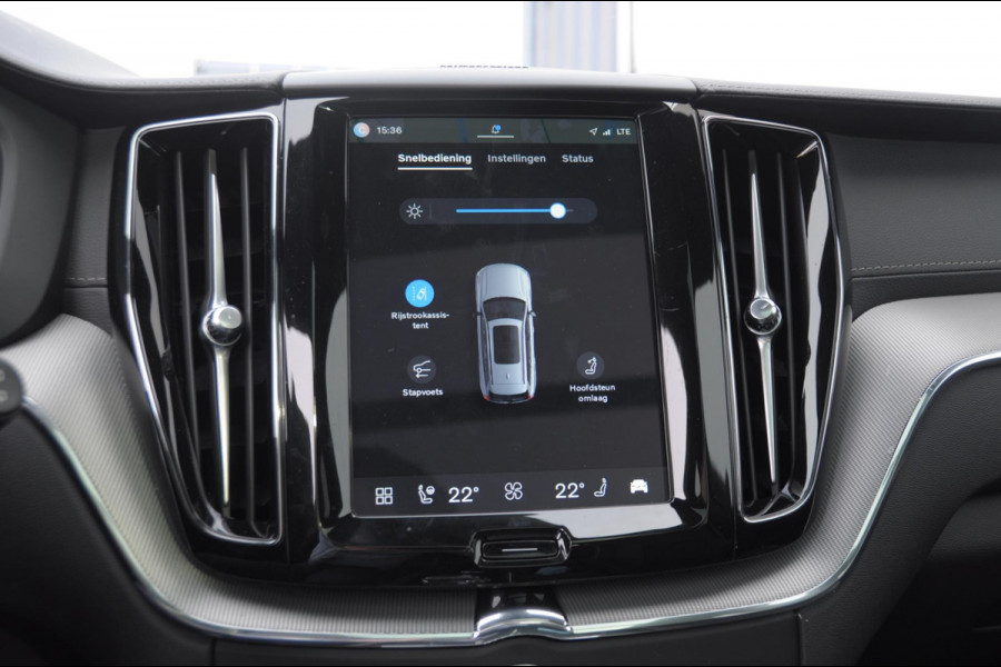 Volvo XC60 T6 350PK Plug-in hybrid AWD Ultra Black Edition / Navigatie / Adaptieve Cruise control / Head Up-Display / Panorama dak / Elektrische stoelen met geheugen / Stuurverwarming / Stoelverwarming v+a / 360 Camera /