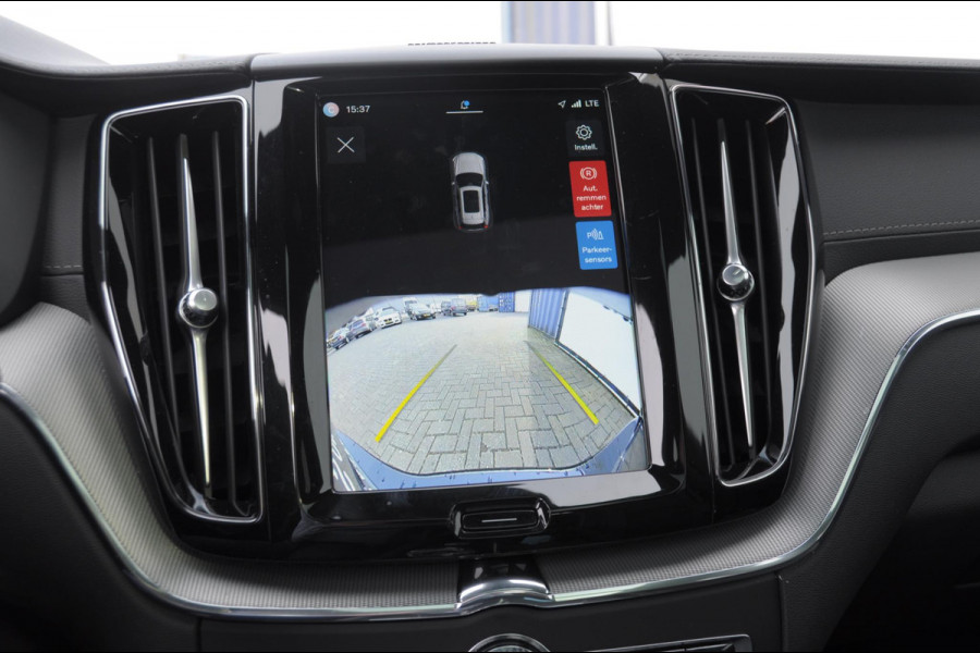 Volvo XC60 T6 350PK Plug-in hybrid AWD Ultra Black Edition / Navigatie / Adaptieve Cruise control / Head Up-Display / Panorama dak / Elektrische stoelen met geheugen / Stuurverwarming / Stoelverwarming v+a / 360 Camera /