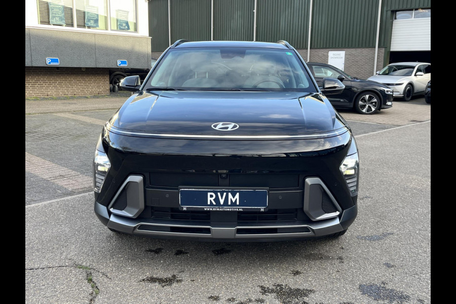Hyundai Kona 1.6 GDI HEV Comfort Smart VAN €30.900,- NU VOOR SLECHTS €26.877,- Uw LENTEVOORDEEL €4.023,-| ELEK. ACHTERKLEP| STOEL + STUURVERWARMING| FABRIEKSGARANTIE HYUNDAI T/M 01-2029| DODE HOEK SENSOR| 360 CAMERA| ADAPTIVE CRUISE CONTROL|