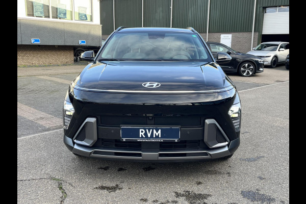 Hyundai Kona 1.6 GDI HEV Comfort Smart VAN €30.900,- NU VOOR SLECHTS €26.877,- Uw LENTEVOORDEEL €4.023,-| ELEK. ACHTERKLEP| STOEL + STUURVERWARMING| FABRIEKSGARANTIE HYUNDAI T/M 01-2029| DODE HOEK SENSOR| 360 CAMERA| ADAPTIVE CRUISE CONTROL|