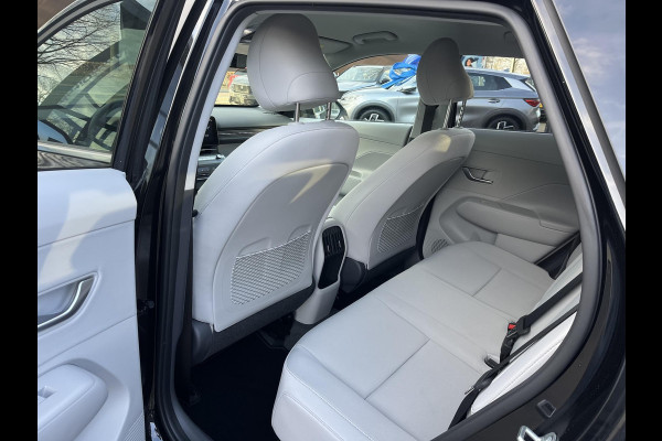 Hyundai Kona 1.6 GDI HEV Comfort Smart VAN €30.900,- NU VOOR SLECHTS €26.877,- Uw LENTEVOORDEEL €4.023,-| ELEK. ACHTERKLEP| STOEL + STUURVERWARMING| FABRIEKSGARANTIE HYUNDAI T/M 01-2029| DODE HOEK SENSOR| 360 CAMERA| ADAPTIVE CRUISE CONTROL|