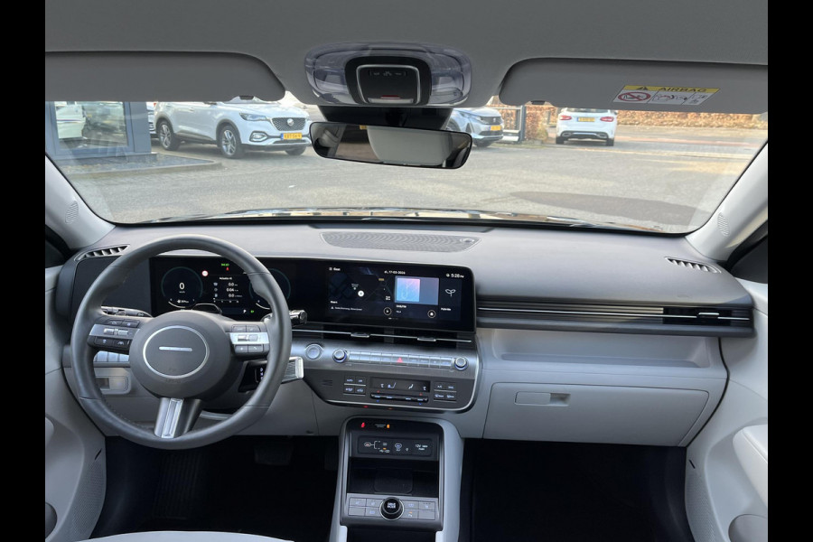 Hyundai Kona 1.6 GDI HEV Comfort Smart VAN €30.900,- NU VOOR SLECHTS €26.877,- Uw LENTEVOORDEEL €4.023,-| ELEK. ACHTERKLEP| STOEL + STUURVERWARMING| FABRIEKSGARANTIE HYUNDAI T/M 01-2029| DODE HOEK SENSOR| 360 CAMERA| ADAPTIVE CRUISE CONTROL|