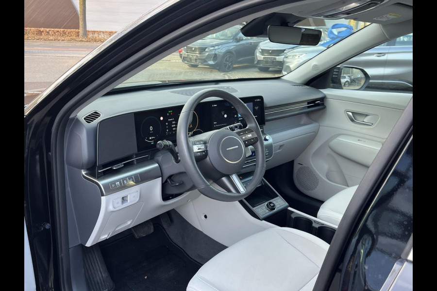 Hyundai Kona 1.6 GDI HEV Comfort Smart VAN €30.900,- NU VOOR SLECHTS €26.877,- Uw LENTEVOORDEEL €4.023,-| ELEK. ACHTERKLEP| STOEL + STUURVERWARMING| FABRIEKSGARANTIE HYUNDAI T/M 01-2029| DODE HOEK SENSOR| 360 CAMERA| ADAPTIVE CRUISE CONTROL|