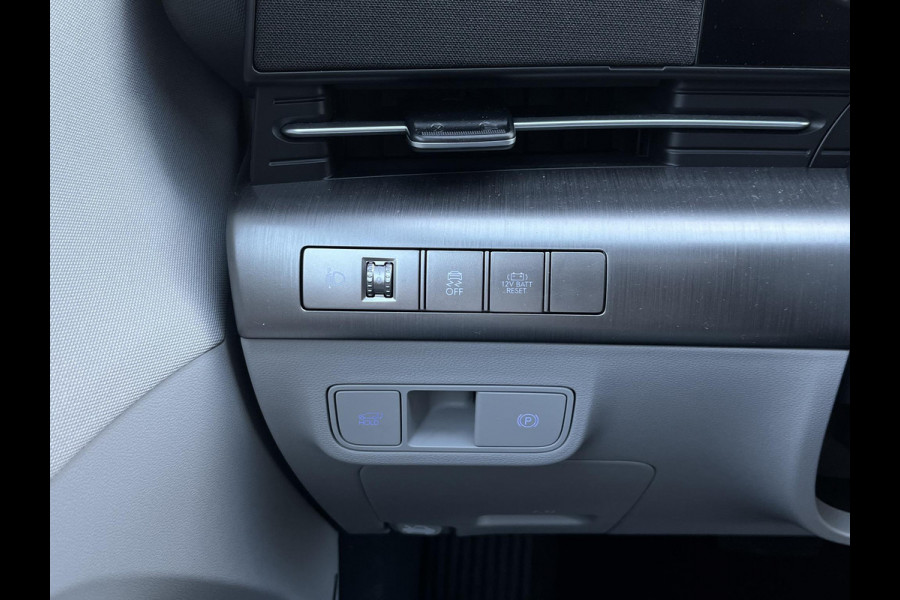 Hyundai Kona 1.6 GDI HEV Comfort Smart VAN €30.900,- NU VOOR SLECHTS €26.877,- Uw LENTEVOORDEEL €4.023,-| ELEK. ACHTERKLEP| STOEL + STUURVERWARMING| FABRIEKSGARANTIE HYUNDAI T/M 01-2029| DODE HOEK SENSOR| 360 CAMERA| ADAPTIVE CRUISE CONTROL|