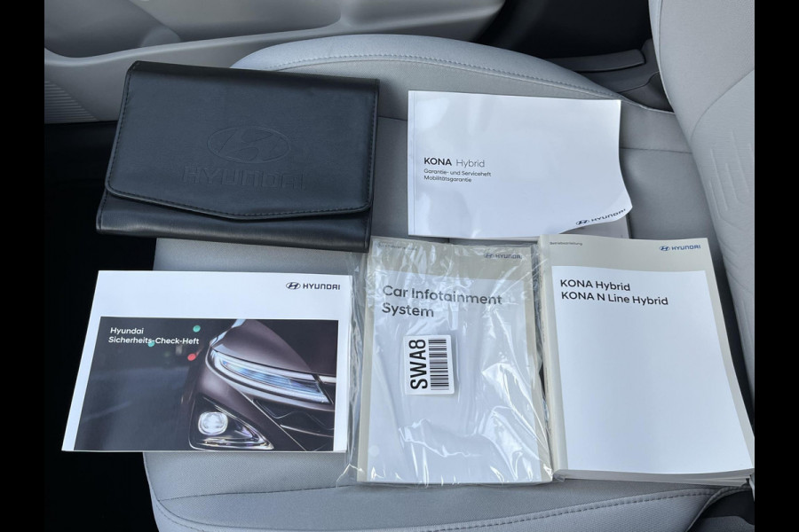 Hyundai Kona 1.6 GDI HEV Comfort Smart VAN €30.900,- NU VOOR SLECHTS €26.877,- Uw LENTEVOORDEEL €4.023,-| ELEK. ACHTERKLEP| STOEL + STUURVERWARMING| FABRIEKSGARANTIE HYUNDAI T/M 01-2029| DODE HOEK SENSOR| 360 CAMERA| ADAPTIVE CRUISE CONTROL|