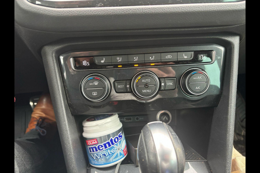 Volkswagen Tiguan 1.5 TSI ACT Highline | 150pk | Trekhaak | Stoelverwarming | Parkeersensoren Voor & Achter | Trekgewicht 1.800kg (geremd)