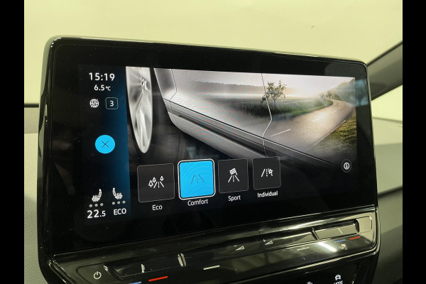 Volkswagen ID.3 First Plus 58 kWh Navigatie Apple Carplay/Android Auto Camera Parkeersensoren Adaptive Cruise Control Full LED Matrix Stoel- en stuurverwarming Lichtmetalen velgen Climate Control
