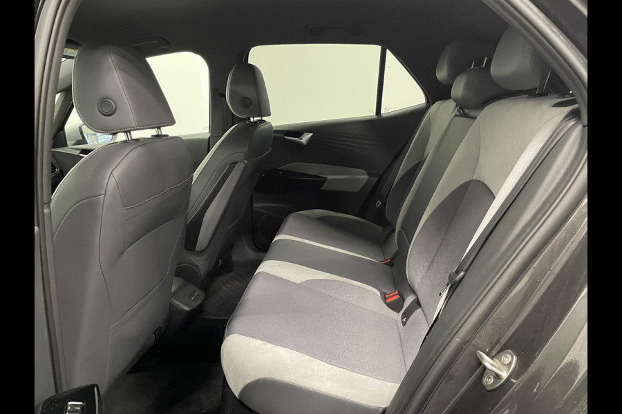 Volkswagen ID.3 First Plus 58 kWh Navigatie Apple Carplay/Android Auto Camera Parkeersensoren Adaptive Cruise Control Full LED Matrix Stoel- en stuurverwarming Lichtmetalen velgen Climate Control