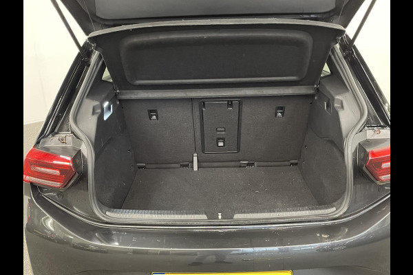 Volkswagen ID.3 First Plus 58 kWh Navigatie Apple Carplay/Android Auto Camera Parkeersensoren Adaptive Cruise Control Full LED Matrix Stoel- en stuurverwarming Lichtmetalen velgen Climate Control