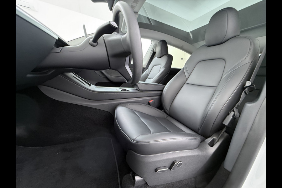 Tesla Model Y RWD SOH 95% Warmtepomp LFP-Accu Leder Lmv Camera's Panoramadak Adap.Cruise Navi Ecc Autopilot Stoel+Stuur+Achterbank Verwarming Elek.Achterklep Dodehoek detector Draadloze telefoonlader 1e Eigenaar Origineel Nederlandse Auto Fabrieksgarantie op Motor en Accu tot 08-03-2032/160.000km