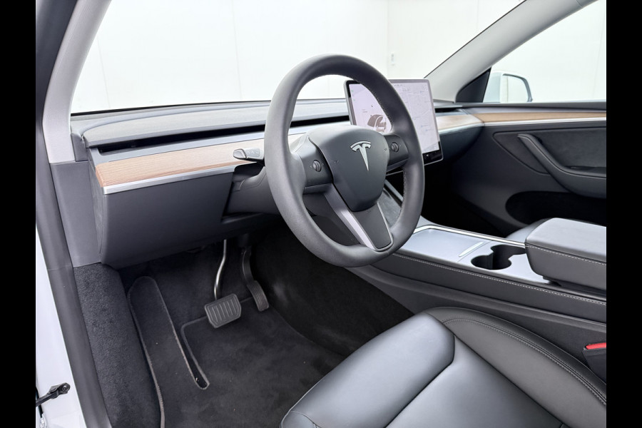 Tesla Model Y RWD SOH 95% Warmtepomp LFP-Accu Leder Lmv Camera's Panoramadak Adap.Cruise Navi Ecc Autopilot Stoel+Stuur+Achterbank Verwarming Elek.Achterklep Dodehoek detector Draadloze telefoonlader 1e Eigenaar Origineel Nederlandse Auto Fabrieksgarantie op Motor en Accu tot 08-03-2032/160.000km