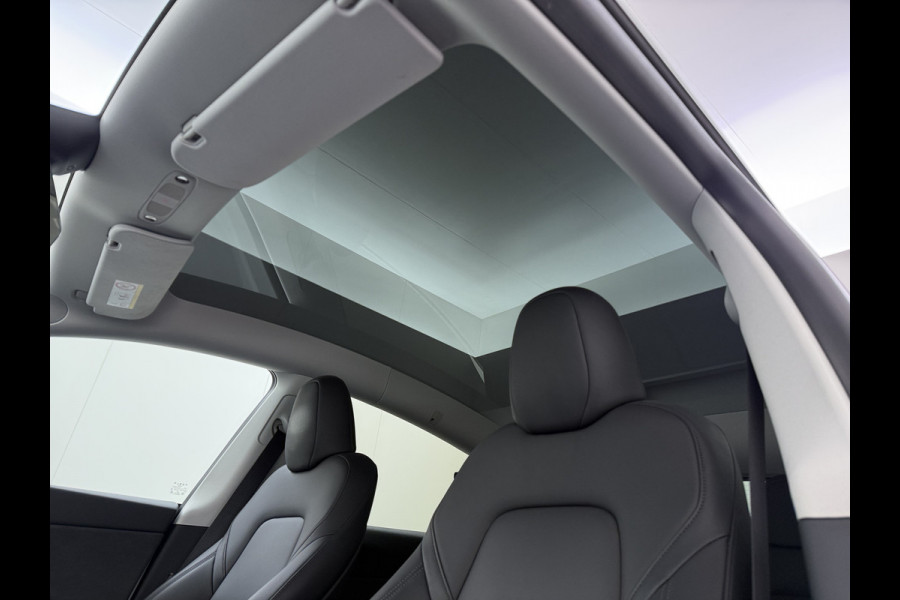 Tesla Model Y RWD SOH 95% Warmtepomp LFP-Accu Leder Lmv Camera's Panoramadak Adap.Cruise Navi Ecc Autopilot Stoel+Stuur+Achterbank Verwarming Elek.Achterklep Dodehoek detector Draadloze telefoonlader 1e Eigenaar Origineel Nederlandse Auto Fabrieksgarantie op Motor en Accu tot 08-03-2032/160.000km