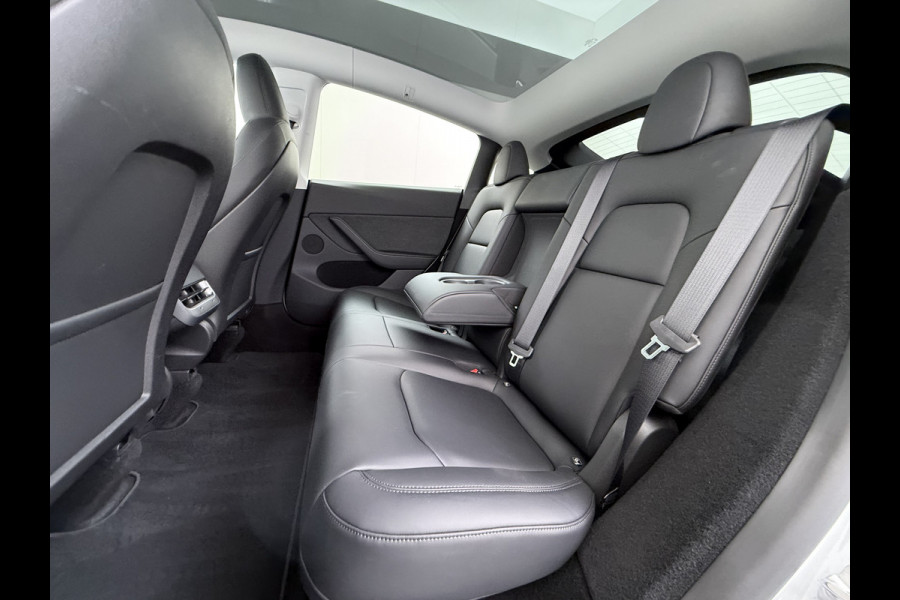 Tesla Model Y RWD SOH 95% Warmtepomp LFP-Accu Leder Lmv Camera's Panoramadak Adap.Cruise Navi Ecc Autopilot Stoel+Stuur+Achterbank Verwarming Elek.Achterklep Dodehoek detector Draadloze telefoonlader 1e Eigenaar Origineel Nederlandse Auto Fabrieksgarantie op Motor en Accu tot 08-03-2032/160.000km