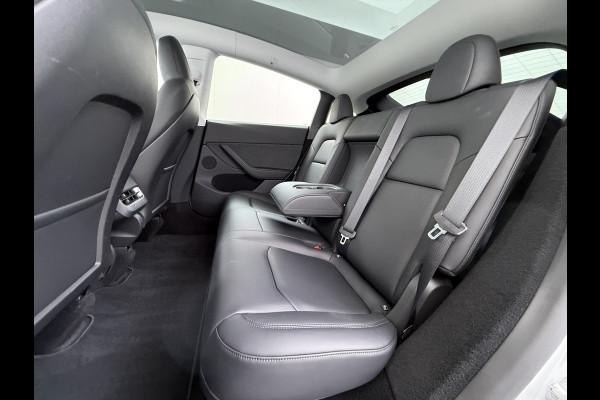 Tesla Model Y RWD SOH 95% Warmtepomp LFP-Accu Leder Lmv Camera's Panoramadak Adap.Cruise Navi Ecc Autopilot Stoel+Stuur+Achterbank Verwarming Elek.Achterklep Dodehoek detector Draadloze telefoonlader 1e Eigenaar Origineel Nederlandse Auto Fabrieksgarantie op Motor en Accu tot 08-03-2032/160.000km