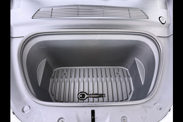 Tesla Model Y RWD SOH 95% Warmtepomp LFP-Accu Leder Lmv Camera's Panoramadak Adap.Cruise Navi Ecc Autopilot Stoel+Stuur+Achterbank Verwarming Elek.Achterklep Dodehoek detector Draadloze telefoonlader 1e Eigenaar Origineel Nederlandse Auto Fabrieksgarantie op Motor en Accu tot 08-03-2032/160.000km